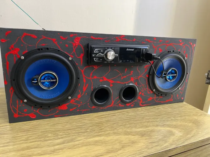 Caixa de som corujinha com dois falantes de 6? e rádio automotivo