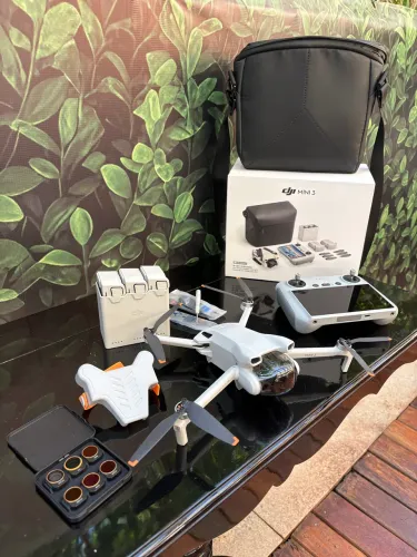 DJI Mini 3 Fly More Combo + Controle DJI RC com Tela - Apenas 2 meses de uso