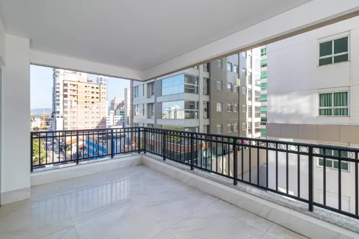 Apartamento com 4 suítes no Edifício La Belle na Meia Praia em Itapema