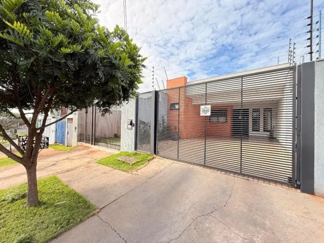Casa à venda em Maringá, Jardim Higienópolis, com 2 quartos, com 120.79 m²