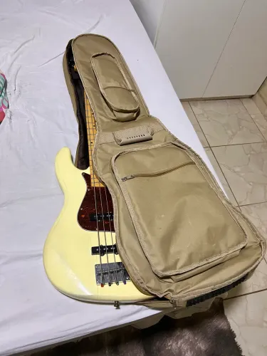 Baixo tw73 muito bom com capa e barato pra mais informações *63