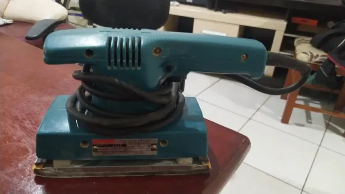 Lixadeira orbital de acabamento Makita 9035H / 9035 (220V)