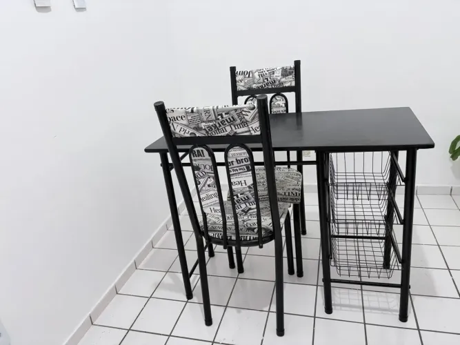 Mesa tampo de granito com fruteira e 2 cadeiras