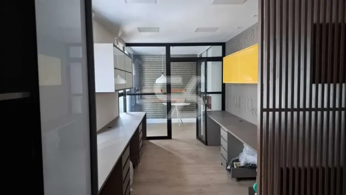 Sala comercial em Icaraí, toda montada, armários, sala de reunião e banheiro. 1 vaga.