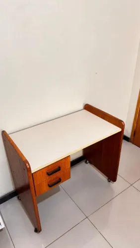 Mesa de escritório com rodinhas 