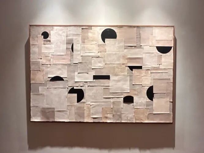 Quadro colagem de papel cartao pintado sobre painel com moldura