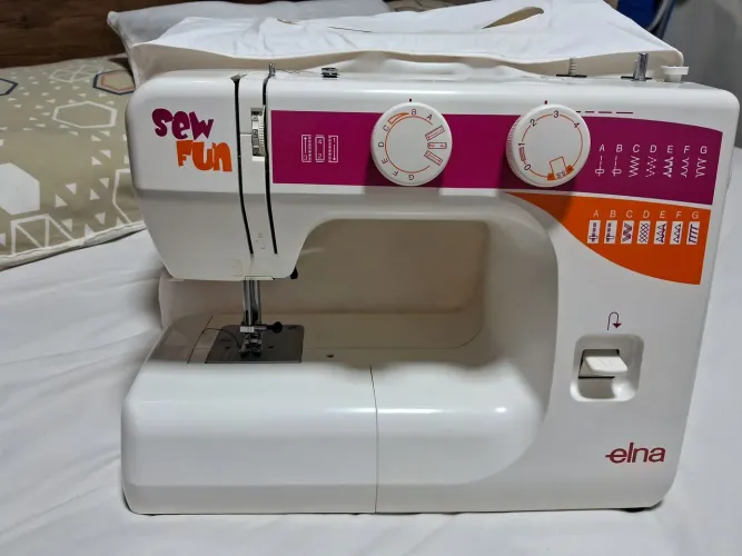 Máquina de costura com acessórios