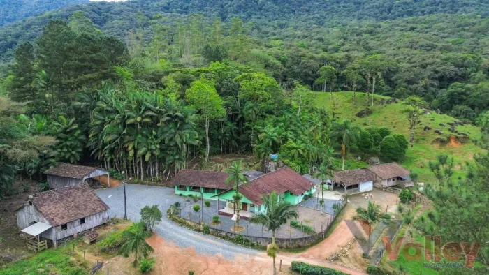 Sítio à Venda em Rio dos Cedros  Ampla área com 193.520 m², casa e estrutura completa!