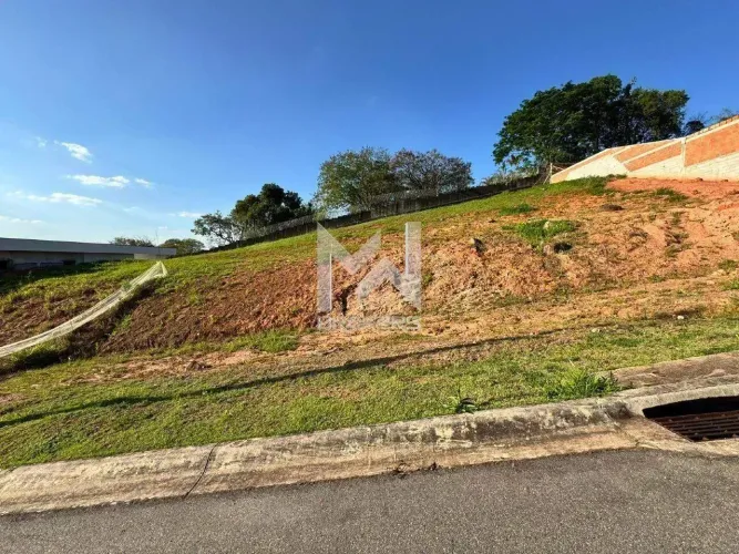 Terreno em aclive à venda no Condomínio Reserva Santa Isabel em Louveira - SP
