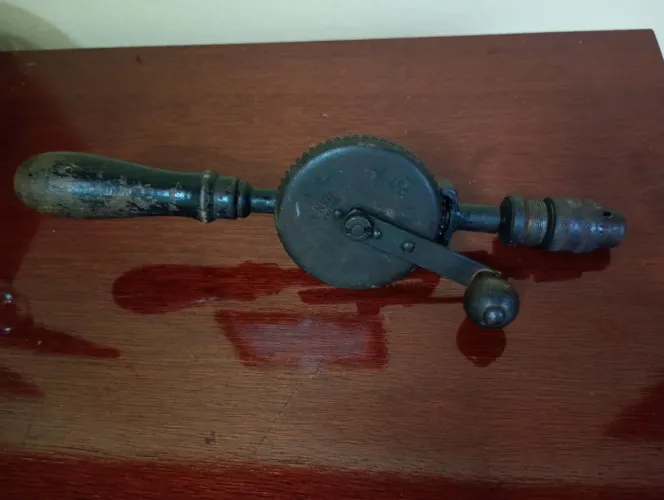Antiga Furadeira manual 