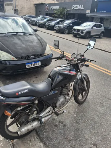 Vendo moto Suzuki yes 125 ,ótimo estado documento ok valor 4,500 no dinheiro. 