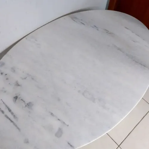 Mesa de centro oval em granito luxo
