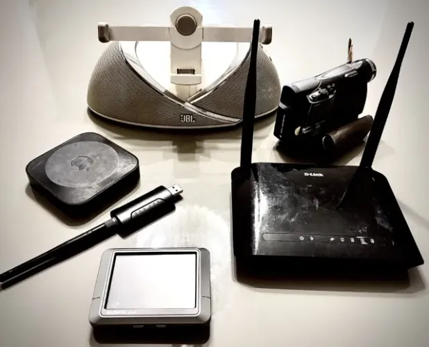 Lote de Filmadora, JBL, GPS, Roteador, Apple TV - No Estado