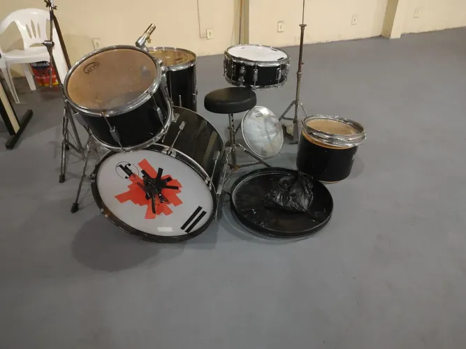 Bateria de som musical Ny, acompanha peles , pedal e pratos da J&f novíssimos hidráulica s
