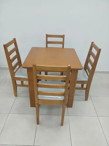 Conjunto mesa com 4 cadeiras.