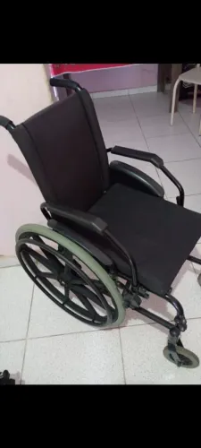 Vendo cadeira de roda semi-nova no meu sogro assento da largura 50 quem tiver interesse