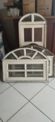 Très bascula , uma em pé e duas deitada