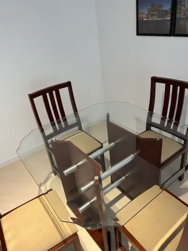 Mesa quadrada com 4 cadeiras 