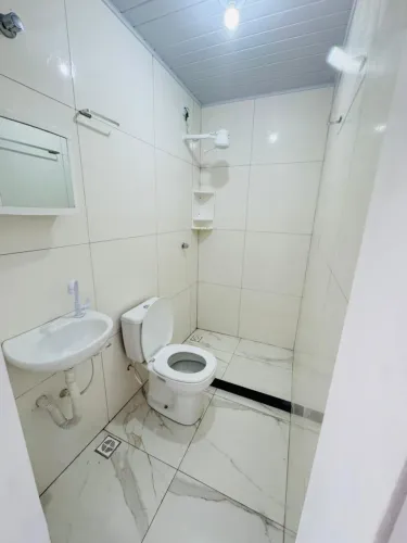 Aluga casa na rua principal da Vila Canária. 