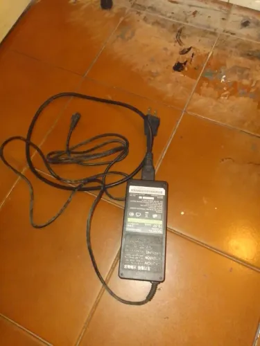 Carregador de notebook usado mais tá bom 