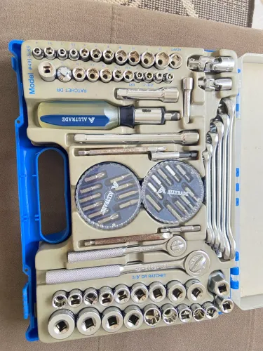 Vendo caixa de socket 83 peças 