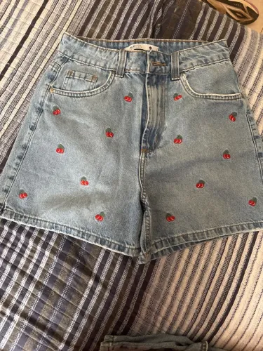 Short Jeans Feminino Claro com Bordados de Cerejinhas ? - Lindo e Estiloso