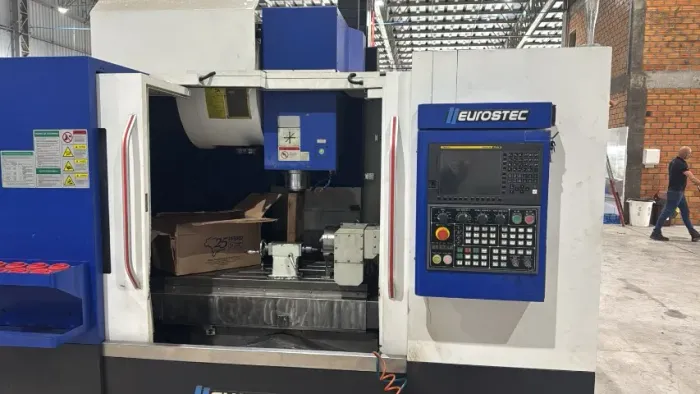 Centro de Usinagem Eurostec MCV 1110  com quarto eixo
