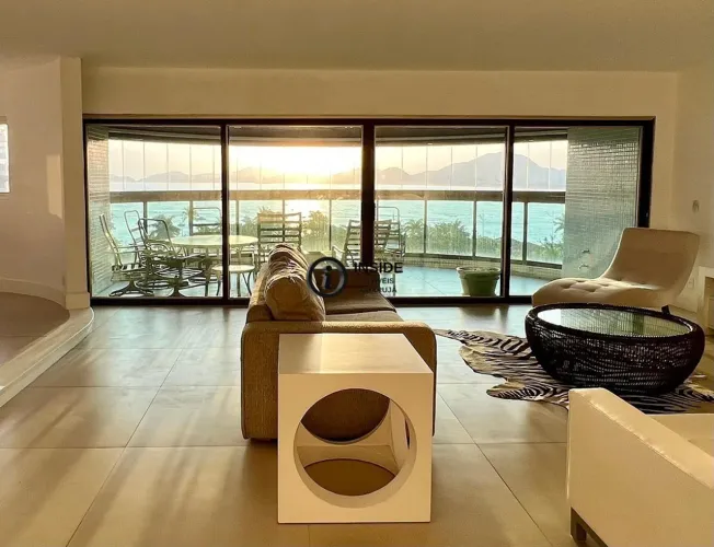 Apartamento à venda com 5 suítes na enseada.