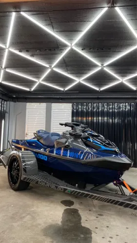 Moto náutica com carretinha.