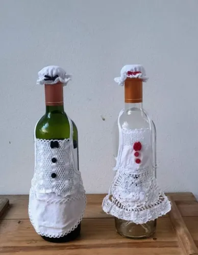 lindo casal roupinha para vinhos em renascença pura original lindo com chapéu decoração