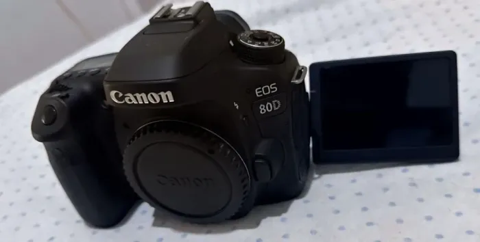 Câmera Canon EOS 80D + Lente 18-55 mm Marca: Canon Modelo: EOS 80D Tipo: Câmera DSLR S