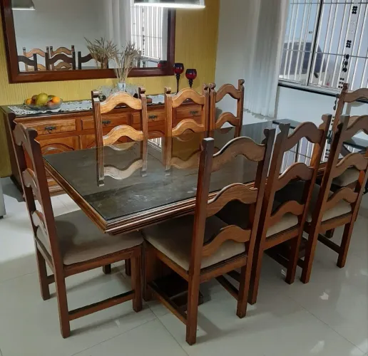 Mesa de Jantar em Madeira Maciça 2,25m com 8 Cadeiras e Vidro Fumê