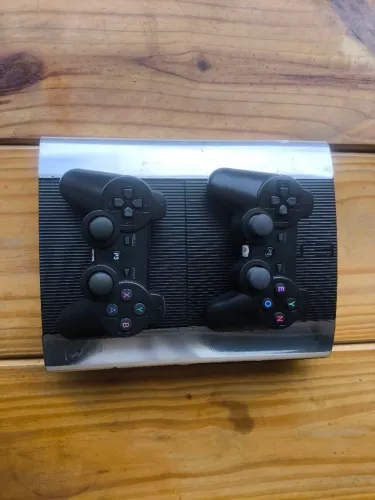 PS3 Super Slim Desbloqueado / 1TB / 2 Controles