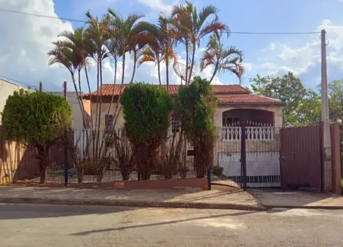 Sobrado à Venda | Terreno Inteiro 300 m² | 3 Dormitórios (1 Suíte) | Quintal | Taubaté/SP