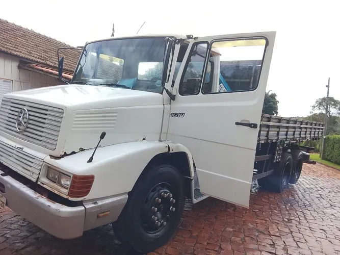 MB 1618 Truck com reduzida.