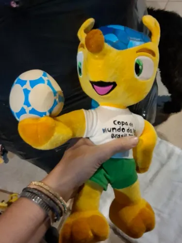 Boneco colecionável do Fuleco mascote oficial da Copa do Mundo FIFA 2014 