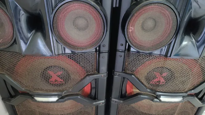 Par de caixas de som LG 