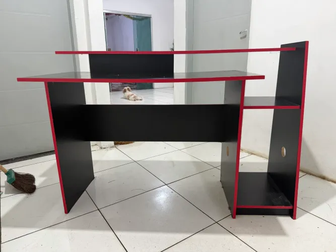 Mesa gamer vermelha e preto