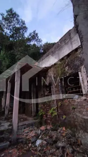 Oportunidade para investimento! Casa em terreno amplo de 336m², ideal para reforma complet
