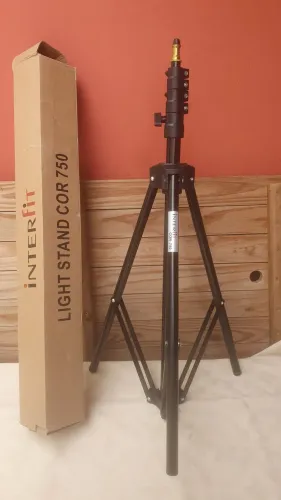 Tripé de iluminação da marca Interfit (modelo Light Stand COR 750),