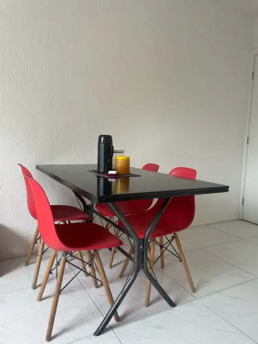 Mesa de jantar com 4 cadeiras vermelhas