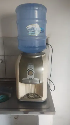 Gela água gelando muito bem