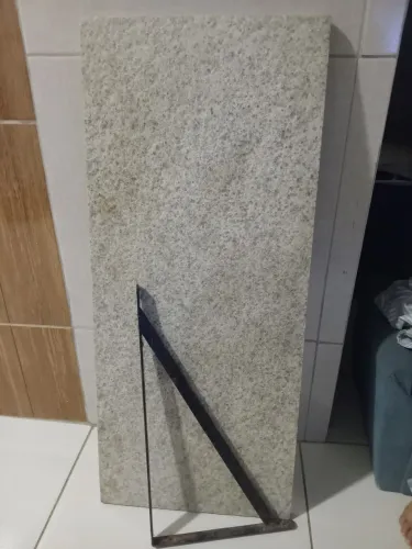 Preta de mármore com suportes