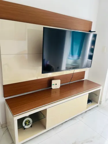 Rack e Painel MDF Laqueado e Feijó