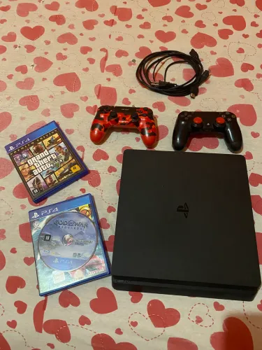 PS4 SLIM , 2 controles e 3 jogos físicos