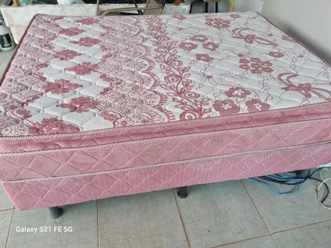 Cama Box casal colchão molas enssacadas bem conservada Entrego