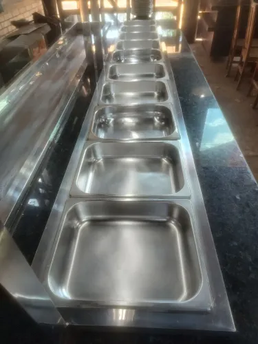 Balcão, ilha, buffet refrigerado para salada de restaurante.