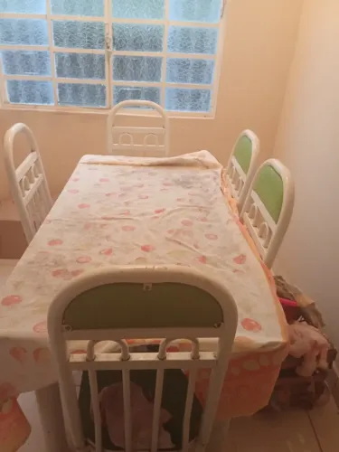 Mesa e cadeiras