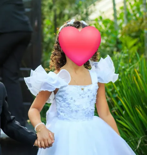 Vestido de dama infantil na cor branca. 6 anos