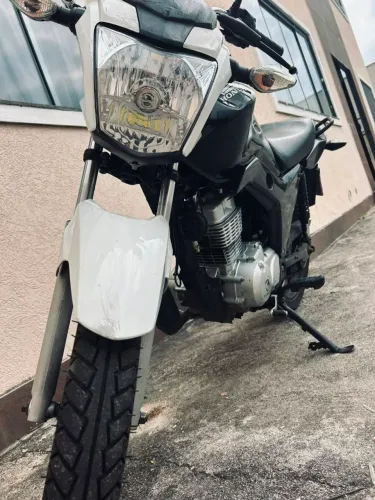 Vende se Cg 125 inteira e bom estado , documento ok.